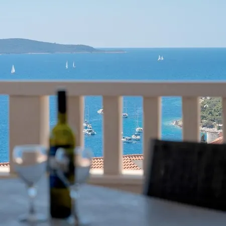Jules Hvar *